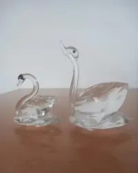 Szklane, kryształowe figurki. Łabędzie. Styl Swarovski. — ujęcie 2