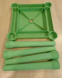 Taborecik plastikowy z rozkręcanymi nóżkami. — ujęcie 2