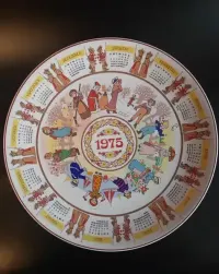 Talerz kolekcjonerski Wedgwood 1975r kalendarz — ujęcie 2