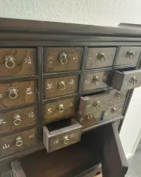 Tradycyjna komoda aptekarska — ujęcie 5