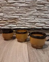 Trzy miodowe filiżanki do espresso Pruszków PRL — ujęcie 2