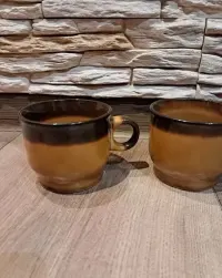 Trzy miodowe filiżanki do espresso Pruszków PRL — ujęcie 3