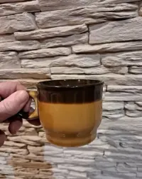 Trzy miodowe filiżanki do espresso Pruszków PRL — ujęcie 4