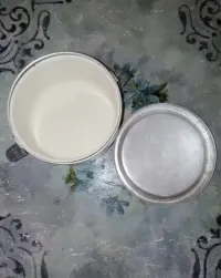 Turystyczna maselniczka, aluminiowy pojemnik, PRL — ujęcie 3