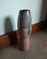 Wazon ceramiczny ciekawy kształt różowy — ujęcie 3