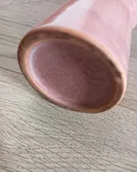 Wazon ceramiczny ciekawy kształt różowy — ujęcie 5