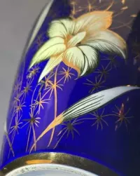 WAZON KOBALTOWY LILIE złocenia  Chodzeiź 27  cm porcelana PRL — ujęcie 5
