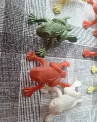 Żabki, figurki z okresu PRL. — ujęcie 2