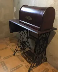 Zabytkowa maszyna  Singer (1910 r. USA)   Sprawna,  oryginalna instrukcja, akcesoria i części zapasowe. — ujęcie 3