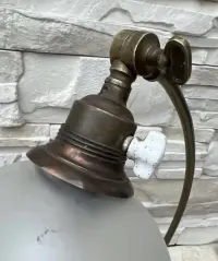 Zabytkowa mosięzna lampka z XIX w lampa — ujęcie 3