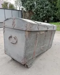 Zabytkowy kufer podróżny — ujęcie 2