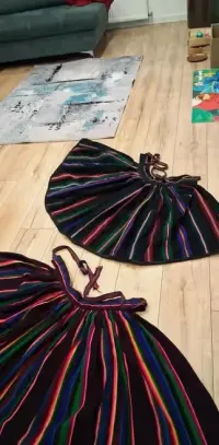 Zapaski ludowe wełniak brązowa i czarna z czasów PRL — ujęcie 3