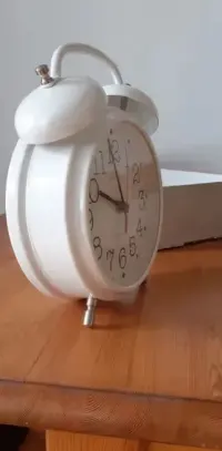Zegar PRIM Quartz w kształcie dużego budzika. Nowy — ujęcie 2