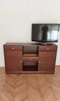 Wstrzymana Komoda piękna, ale uszkodzona — ujęcie 2