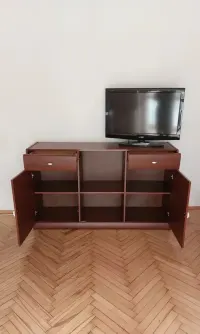 Wstrzymana Komoda piękna, ale uszkodzona — ujęcie 3