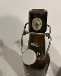 Butelki z porcelanowymi korkami — ujęcie 3