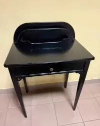 Czarne mini biurko sekretarzyk z szufladą i nadstawką – styl klasyczny. — ujęcie 2