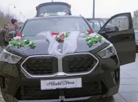 Dekoracja weselna samochodu osobowego — ujęcie 4
