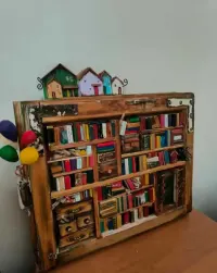 Drewniana dekoracja biblioteczka — ujęcie 2
