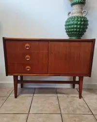 Komoda tekowa, mały sideboard ,mid-century,vintage design lata 60/70 — ujęcie 2