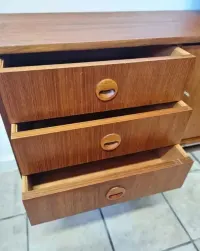 Komoda tekowa, mały sideboard ,mid-century,vintage design lata 60/70 — ujęcie 3