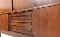 Kredens | highboard tekowy Johannes Andersen Dania lata 60. XX wieku. — ujęcie 3