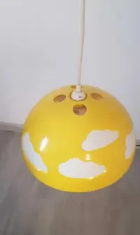 Lampa Ikea do pokoju dziecięcego żółta — ujęcie 2