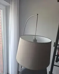 Lampa stojąca łuk — ujęcie 2