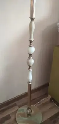 Lampa stojąca mosiądz z onyksem — ujęcie 2
