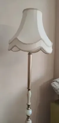 Lampa stojąca mosiądz z onyksem — ujęcie 3