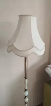Lampa stojąca mosiądz z onyksem — ujęcie 4