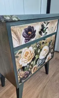 Szafka vintage ręcznie malowana, stylizowana — ujęcie 2