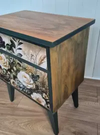 Szafka vintage ręcznie malowana, stylizowana — ujęcie 3