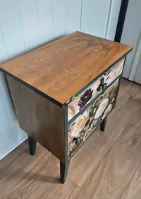 Szafka vintage ręcznie malowana, stylizowana — ujęcie 4