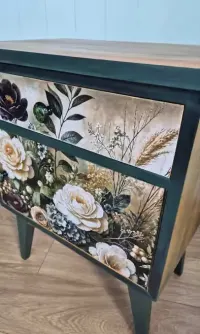 Szafka vintage ręcznie malowana, stylizowana — ujęcie 5