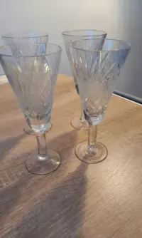 4 Kryształowe kieliszki do szampana — ujęcie 5