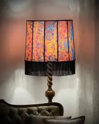 Antyczna lampa podłogowa z ręcznie szytym, abstrakcyjnym abażurem. — ujęcie 2
