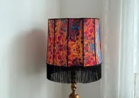 Antyczna lampa podłogowa z ręcznie szytym, abstrakcyjnym abażurem. — ujęcie 3