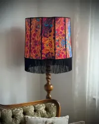 Antyczna lampa podłogowa z ręcznie szytym, abstrakcyjnym abażurem. — ujęcie 4