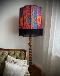 Antyczna lampa podłogowa z ręcznie szytym, abstrakcyjnym abażurem. — ujęcie 5