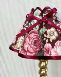 Antyczna mosiężna lampa stołowa z dekoracyjnym spiralnym detalem i kwiatowym abażurem — ujęcie 2