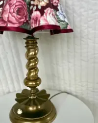 Antyczna mosiężna lampa stołowa z dekoracyjnym spiralnym detalem i kwiatowym abażurem — ujęcie 3