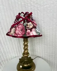Antyczna mosiężna lampa stołowa z dekoracyjnym spiralnym detalem i kwiatowym abażurem — ujęcie 4