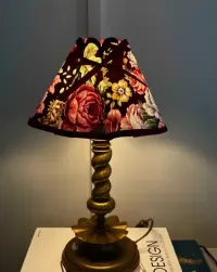 Antyczna mosiężna lampa stołowa z dekoracyjnym spiralnym detalem i kwiatowym abażurem — ujęcie 5