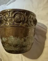 Antyczna mosiężna osłonka na donice — ujęcie 2