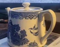 Antyczny angielski czajnik Staffordshire Blue Willow, 1914 rok — ujęcie 2