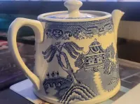 Antyczny angielski czajnik Staffordshire Blue Willow, 1914 rok — ujęcie 3