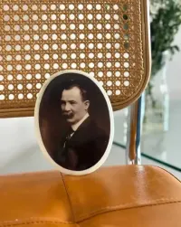 Antyczny porcelanowy medalion nagrobny z XIX wieku — ujęcie 2