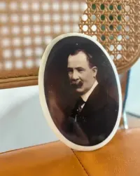 Antyczny porcelanowy medalion nagrobny z XIX wieku — ujęcie 3