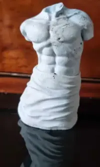 Antyczny Urok w Nowoczesnym Wydaniu: Miniatura Męskiego Torsu — ujęcie 2
